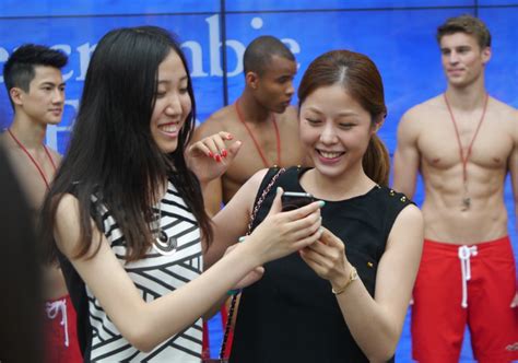 北京街头美女排队狂摸裸男放肆反应！ - 一个人的精彩359的博客