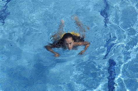 游泳美女非主流头像