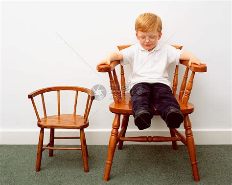 坐在大椅子上的小男孩高清图片下载-正版图片501462819-摄图网