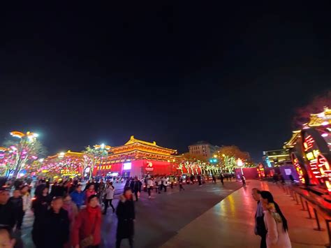 西安曲江大唐不夜城的夜景璀璨迷人，从航拍的角度看，太美了！|大唐不夜城|曲江|夜景_新浪新闻