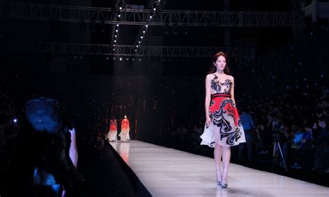 时装模特手势表现与表演形式展现_北京新时代模特学校 | 新时代国际模特培训基地
