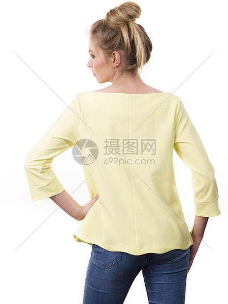 一位身穿黄色连衣裙的美丽中年女性的侧面肖像，她的头发在黄色背景下被拉起高清摄影大图-千库网