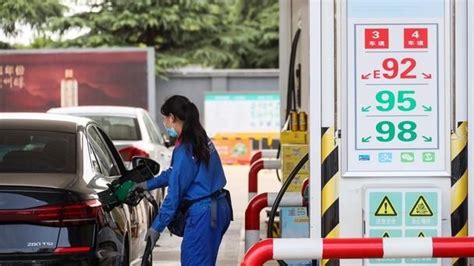 成品油价三连涨，中国部分地区92号汽油首次迈入“9元时代”_凤凰网