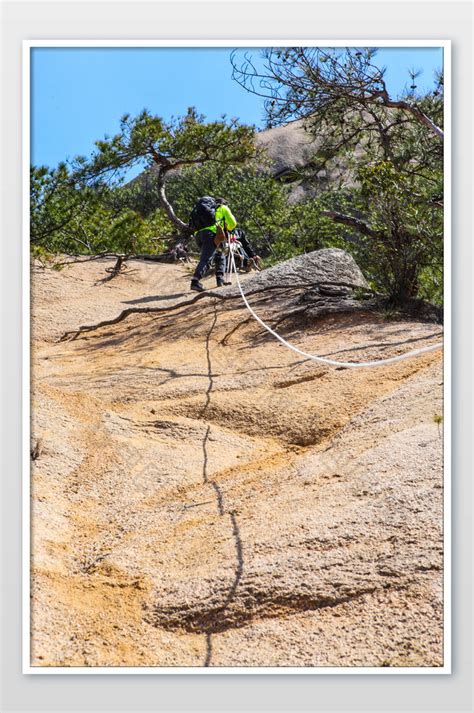 安徽黄山悬崖峭壁攀岩徒步惊险刺激图图片-包图网