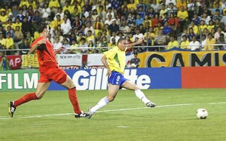 图文-巴西2-0胜比利时 罗纳尔多为巴西攻入第二球起脚瞬间_世界杯_竞技风暴_新浪网