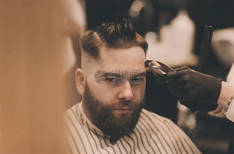 在理发店理发的年轻男青年理发师修高清图片下载-正版图片504596842-摄图网