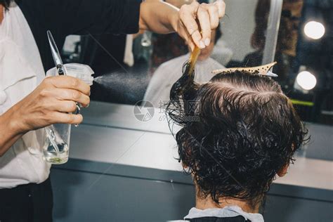 美发师的特写镜头在沙龙里剪掉客户湿漉的棕色头发理发师剪女人用剪刀头高清图片下载-正版图片506367182-摄图网