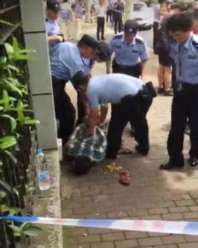 上海一男子在小学门口持刀伤人被控制 目前两死一伤_荔枝网新闻