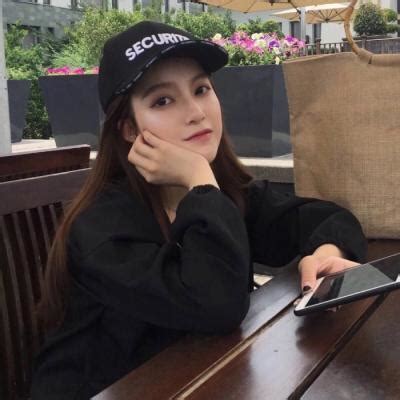 戴帽子女生头像冬古风