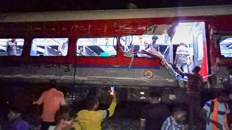 印度列车脱轨相撞事故已致233死约900伤，莫迪发声：感到痛心