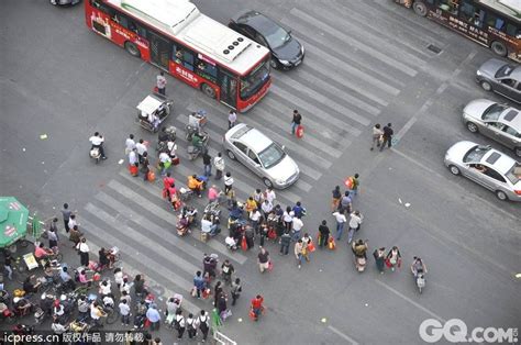 中国人过马路为什么这么难_手机凤凰网