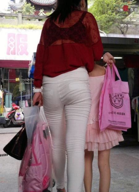 白色紧身衣尴尬图片：女人出门千万不要这样穿（图）_知秀网