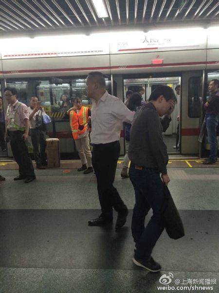 上海:男子在地铁站内偷拍女乘客裙底被当场抓获(图)_新闻频道_中华网