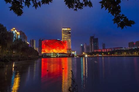 武汉城市建筑夜景建筑楚河汉街仰拍摄影图配图高清摄影大图-千库网