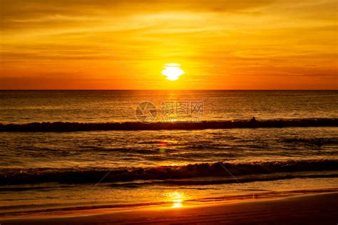泰国普吉Phuket卡隆海滩的日落充满活力和美丽深橙红黄与浅黄色相结合云彩飘忽不定高清图片下载-正版图片504235930-摄图网