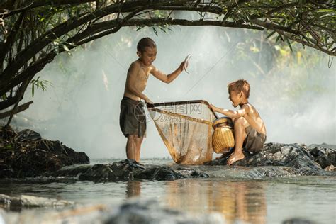 亚洲儿童在河流上快乐钓鱼高清图片下载-正版图片305751021-摄图网