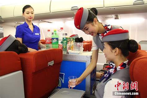 亚洲空姐或穿着制服、头戴医用口罩站在机舱的空姐肖像，以保护座头蛇-19高清摄影大图-千库网