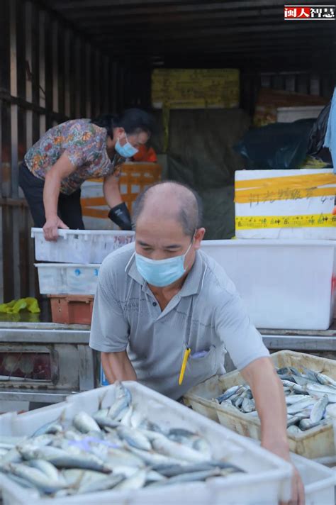 我在埠西海鲜市场待了一整天，拍下了这样的一幕