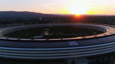 苹果公司总部大楼，太空上看像个巨大的甜甜圈，周长达1.6公里