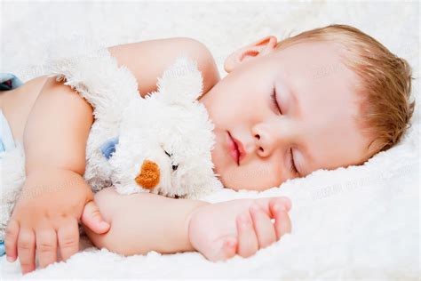 抱着玩具熊睡着的宝宝摄影高清jpg图片免费下载_编号139hwenq1_图精灵