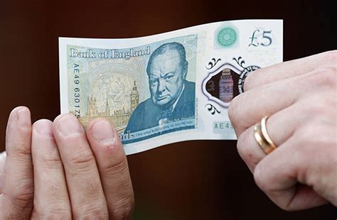 英国发行新版五英镑钞票 塑料膜具防水功能