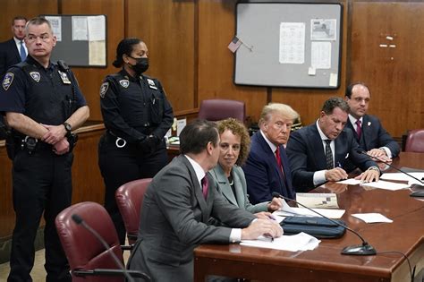 快讯！英媒放出特朗普出庭时第一张照片，“他和律师团队坐一起”