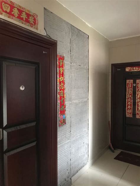 松江朗庭上郡苑居民楼过道的墙砖扑簌簌掉下来，业主进、出门都很紧张 - 周到上海