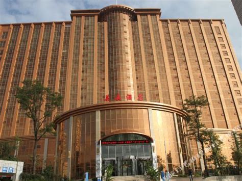 广东东莞：实拍万江镇曾经最豪华的君爵酒店，如今却只剩一保安了