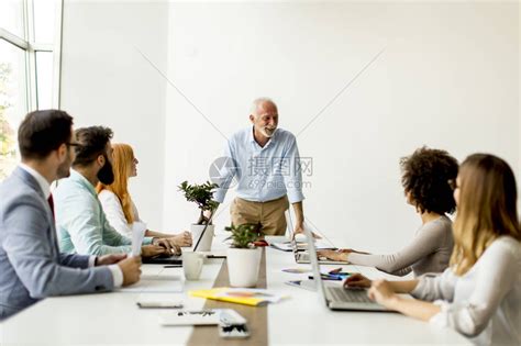 高级上司在现代办公室为年轻同事举行一次会议b与资深高清图片下载-正版图片503784759-摄图网