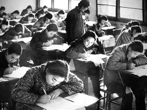 高考恢复1977，1977年底全国恢复高考共有多少考生?录取了多少人