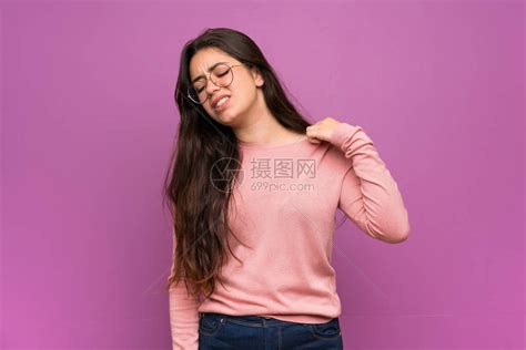 带着疲倦和病态表情的紫色墙壁上的少女高清图片下载-正版图片506016648-摄图网