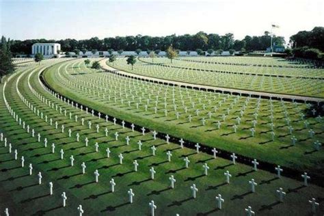 美国一处国家公墓，墓碑排列得整整齐齐，26万美国英雄长眠于此地