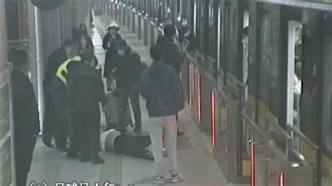 跪地12分钟抢回一条命：上海地铁一男子突发心梗被现场抢救_凤凰网视频_凤凰网