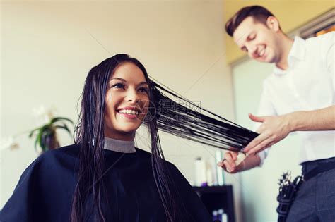 理发师给女顾客卷头发做发型高清图片下载-正版图片502311784-摄图网