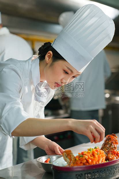 后厨内的专业厨师团队烹饪美味佳肴高清图片下载-正版图片507636457-摄图网