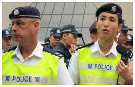 投考香港警队人数上升 网友：佩服港警专业精神_凤凰网