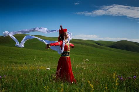 蒙古族隆重的礼仪习俗“献哈达”(2)_世界风俗网