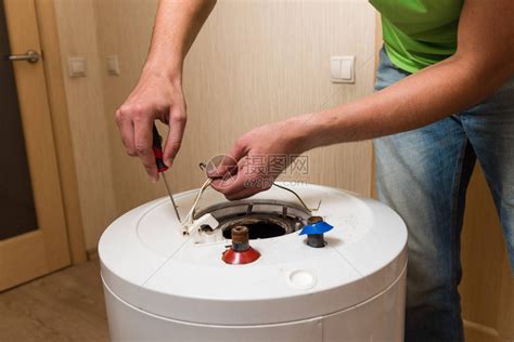 室内水管工修理热水器的特写高清图片下载-正版图片505567143-摄图网