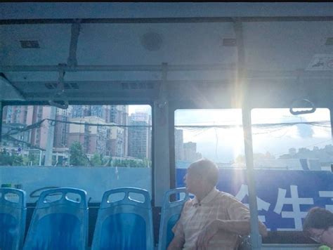公交车上的老人|摄影|人像|xxxcccc - 原创作品 - 站酷 (ZCOOL)