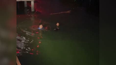 女孩掉落河中，辅警、路人跳水救起_凤凰网视频_凤凰网