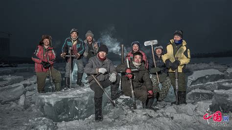 揭秘！一组图看哈尔滨采冰人如何“采冰造景”-图片-中国天气网