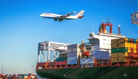物流和国际集装箱船舶和货物货机在黄昏的天空，在海洋运输货物运输、 航运高清摄影大图-千库网
