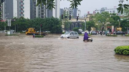 【图集】郑州遭遇历史极值暴雨：城市内涝、围墙坍塌、汽车被淹没|界面新闻 · 影像