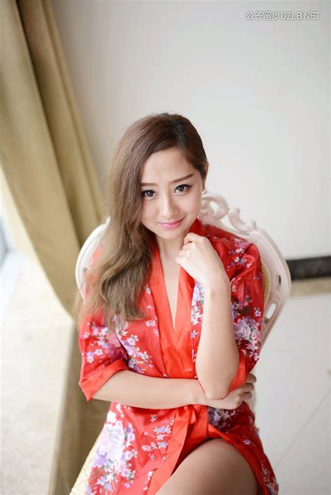 人气模特于子涵中国红性感睡袍，内衣解开附在胸上(第11张) - 公子留步美女图片网