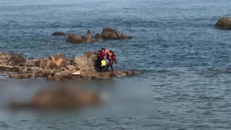 潮水上涨游客被困礁石，消防员身着救生衣营救_凤凰网视频_凤凰网