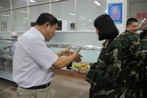 校领导对学生就餐情况进行调研 - 山东省临沂第一中学