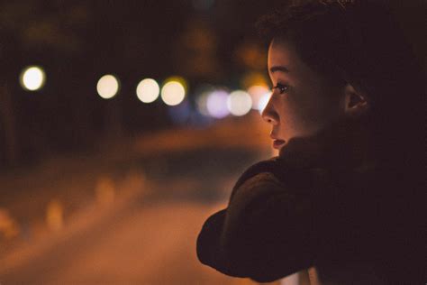 夜晚街头孤独的少女高清图片下载-正版图片501119710-摄图网
