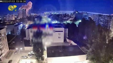 巴赫穆特争夺战持续，俄军动用集束弹轰袭乌东城市居民区_凤凰网视频_凤凰网