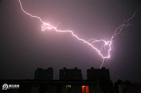 杭州出现罕见雷暴天气 持续四小时(组图) 图片新闻 烟台新闻网 胶东在线 国家批准的重点新闻网站