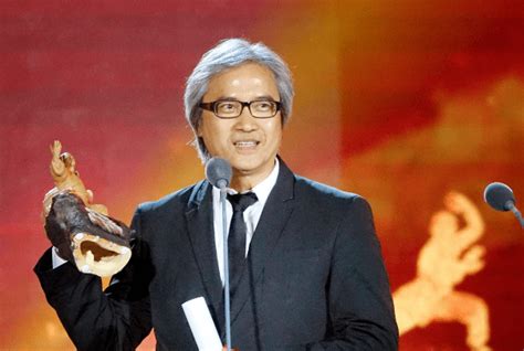 66岁成龙罕见发文，悼念多年好友陈木胜导演，称礼物还未送出
